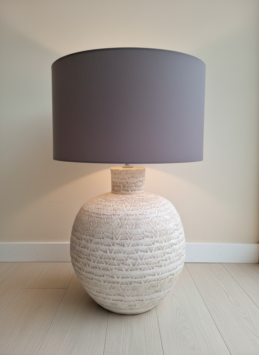 Base de lampe de table en terre cuite texturée crème avec détail géométrique rustique
