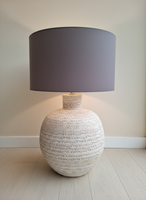 Base de lampe de table en terre cuite texturée crème avec détail géométrique rustique