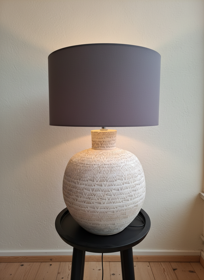 Base de lampe de table en terre cuite texturée crème avec détail géométrique rustique
