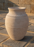 Rustikale sandbeige Terrakotta-Vase mit strukturiertem, erhabenem Zierrand