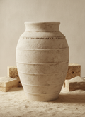Rustikale sandbeige Terrakotta-Bodenvase mit horizontaler Rillenstruktur