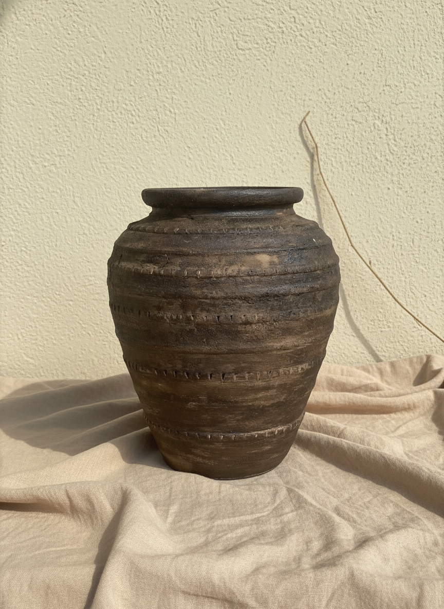 Pot en terre cuite marron rustique à bandes texturées et silhouette arrondie