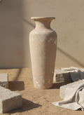 Jarrón de terracota beige texturizado con borde acampanado y silueta escultórica