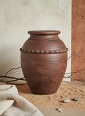 Vase rustique en terre cuite brune avec bande décorative en relief et corps arrondi