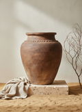 Pot en terre cuite marron rustique à finition texturée et silhouette arrondie