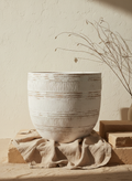 Vaso rustico in terracotta color crema con fasce testurizzate e forma arrotondata
