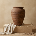 Rustieke bruine terracotta bloempot met een gestructureerd, geribd en rond silhouet
