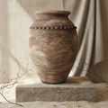 Rustikale braune Terrakotta-Vase mit verwitterter Textur und dekorativem Band