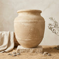 Rustikale sandbeige Terrakotta-Vase mit erhabenen, strukturierten Dekorstreifen