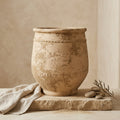 Jarrón rústico de terracota beige con textura envejecida y bandas decorativas