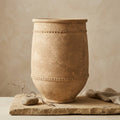 Vaso rustico in terracotta marrone con finitura materica e fasce decorative