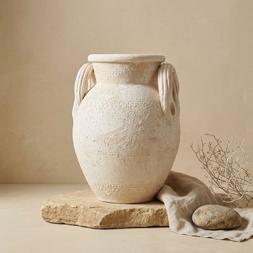 Elfenbeinfarbene strukturierte Terrakotta-Vase mit zwei Henkeln und rustikaler Oberfläche