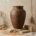 Grote rustieke bruine terracotta bloempot met geribde textuur en decoratieve rand