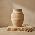 Vaso rustico in terracotta beige con finitura materica e dettagli in rilievo