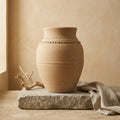 Dekorative Vase aus naturfarbenem beigem Terrakotta mit strukturiertem, erhabenem Randdetail