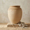Sandbeige Terrakotta-Vase mit strukturierter Oberfläche und dekorativen Bändern