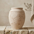 Rustikale beige Terrakotta-Vase mit strukturierter Oberfläche und dekorativem Rand