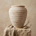 Rustieke beige terracotta vaas met afgeronde silhouet en geribbelde textuur