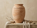 Vase rustique en terre cuite beige avec finition texturée et relief décoratif