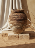 Rustikale braune Terrakotta-Vase mit strukturierter Oberfläche und abgerundeter Silhouette